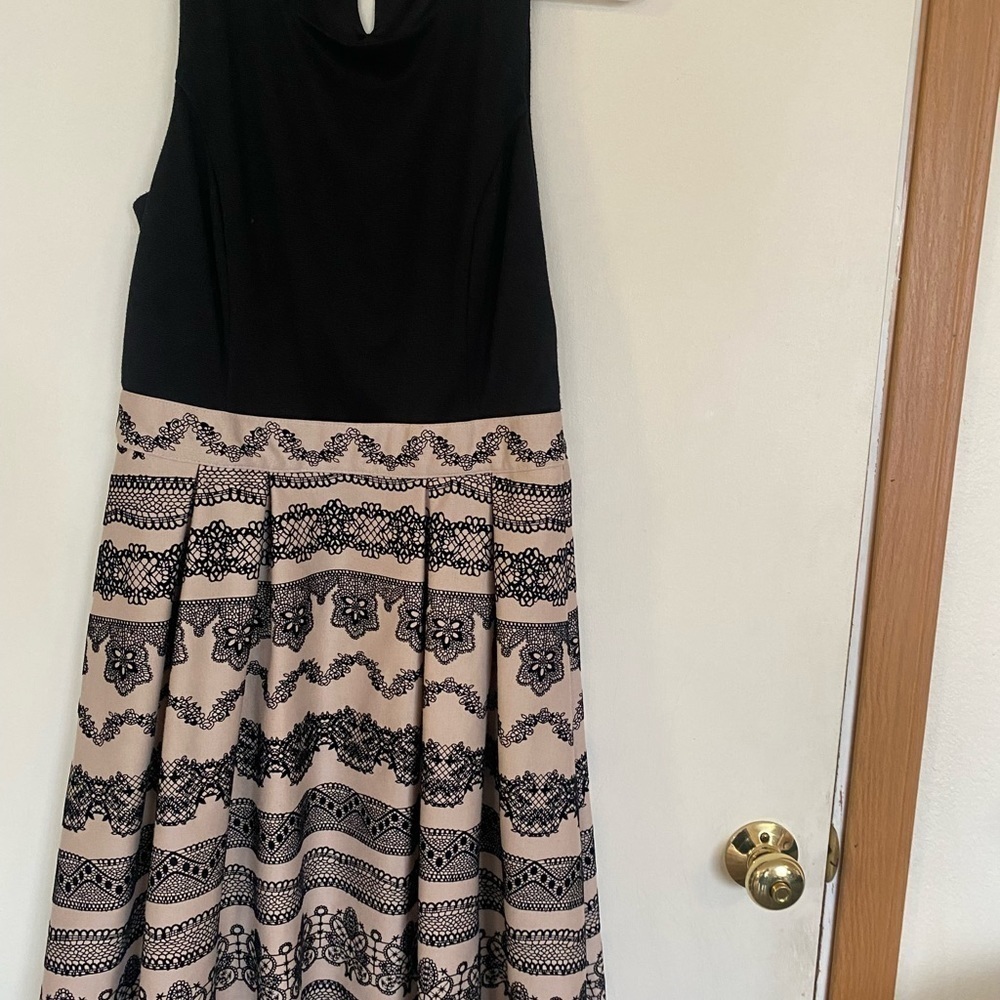 Elle ladies size 10 two-tone dress black at the top that is stretchy